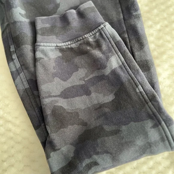 Lululemon Women’s Size 4 Gray Camo Sweatpants - Picture 3 of 9